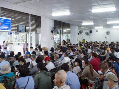 Bệnh nhân đến khám và điều trị trong ngày tại Bệnh viện Chợ Rẫy cao kỷ lục