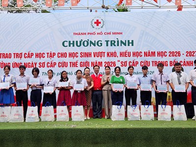 Trao trợ cấp học tập cho 600 học sinh vượt khó, hiếu học