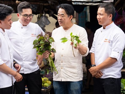 Chef Peter Cường Franklin hướng dẫn đầu bếp nâng tầm bún riêu theo phong cách Michelin