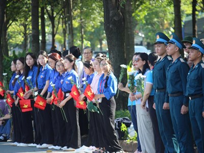 Người dân xếp hàng tiễn đưa các anh hùng liệt sĩ về nơi an nghỉ vĩnh hằng