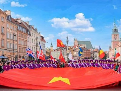 Từ châu Âu, phụ nữ Việt lan tỏa tinh thần 80 năm Quốc khánh