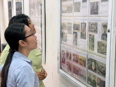 Triển lãm “Hành trình theo chân Bác Hồ qua bưu ảnh”