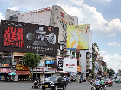TP.HCM: Hàng loạt công trình quảng cáo ngoài trời sai phạm vẫn “trơ gan cùng tuế nguyệt”