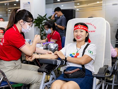 Gần 1.000 người hưởng ứng Ngày hiến máu Chủ nhật đỏ