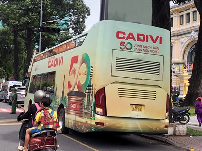 Xe khách dán quảng cáo phủ kín toàn thân, ung dung “diễu phố”