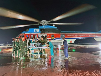 Trực thăng “bứt tốc” trong đêm, đưa bệnh nhân từ Trường Sa về đất liền cấp cứu
