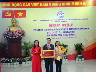 Họp mặt Kỷ niệm 108 năm Cách mạng Tháng Mười Nga và trao Huy hiệu Đảng