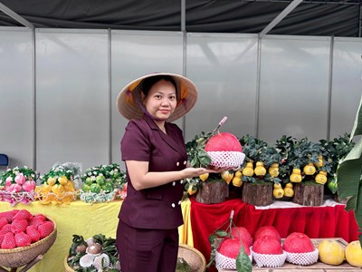 Thưởng thức "na mùi sầu riêng" tại phiên chợ nông sản