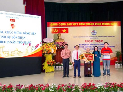 Phường Xuân Hòa trao Huy hiệu Đảng cho 43 đảng viên