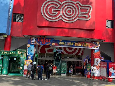 Nhiều nhãn hàng bia quảng cáo “bao vây” trường học