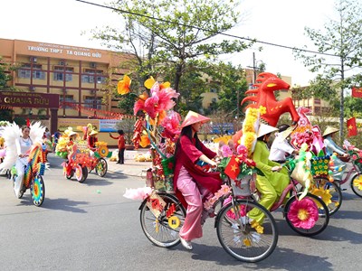 Độc đáo dàn xe đạp hoa làm từ vật liệu tái chế
