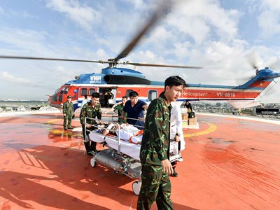 Bay xuyên đêm đưa 2 bệnh nhân từ Trường Sa về đất liền an toàn