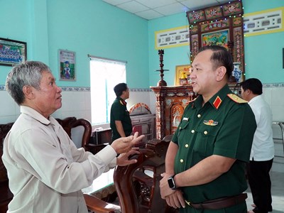 Chính ủy Bộ Tư lệnh TP.HCM trực tiếp đến tận nhà dân để xác minh thân nhân liệt sĩ