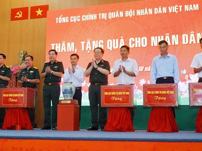 Thắm tình quân dân qua hành trình trở về Chiến khu 8