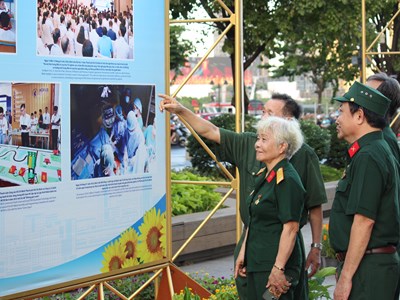 Khai mạc triển lãm ảnh “Tổ quốc bên bờ sóng“