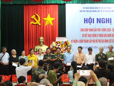 Trao quà cho các gia đình liệt sĩ hoàn cảnh khó khăn