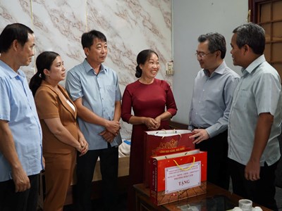 Trưởng ban Chính sách, Chiến lược Trung ương thăm, tặng quà gia đình chính sách và người lao động tại Quảng Ngãi