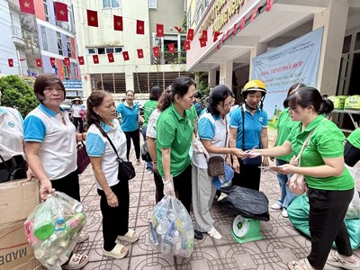  Gom pin cũ bảo vệ môi trường, thu phế liệu gây quỹ an sinh