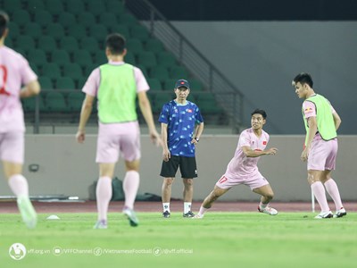 Thầy trò HLV Kim Sang-sik “rèn quân” dưới thời tiết nóng bức tại Iraq