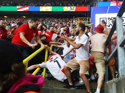 Cổ động viên Thổ Nhĩ Kỳ và Georgia ẩu đã trên khán đài