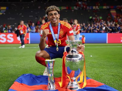 “Thần đồng” Tây Ban Nha phá kỷ lục của “Vua bóng đá” Pele