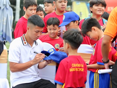 Trung vệ Bùi Tiến Dũng truyền cảm hứng cho các cầu thủ nhí