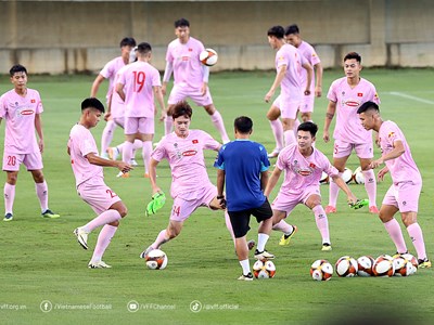 Tuyển Việt Nam tập buổi đầu tiên, chuẩn bị thi đấu với Nga và Thái Lan
