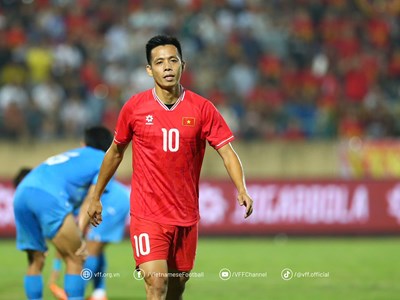 Tiền đạo Văn Quyết chia tay đội tuyển Việt Nam 