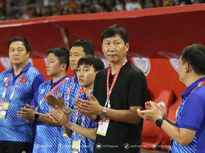 HLV Kim Sang-sik khen ngợi tinh thần chiến đấu của các cầu thủ Việt Nam