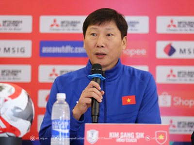 HLV Kim Sang-sik đặt quyết tâm cùng tuyển Việt Nam giành chiến thắng trước Singapore