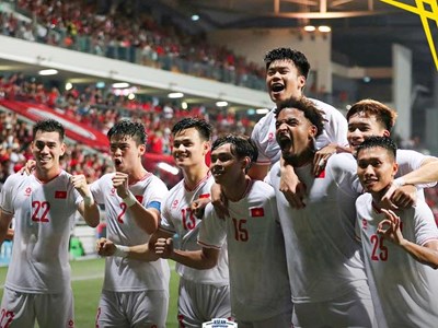 Thăng hoa phút bù giờ, tuyển Việt Nam giành lợi thế lớn trước Singapore