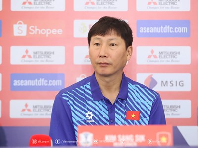 HLV Kim Sang-sik thận trọng dù tuyển Việt Nam đang nắm lợi thế lớn