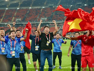 HLV Kim Sang-sik: Nhờ sự ủng hộ của người hâm mộ, đội tuyển mới chiến thắng