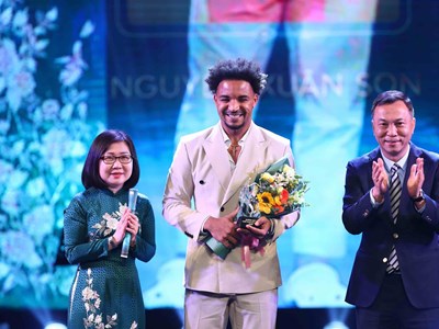 Tiền đạo Nguyễn Xuân Son tiếp tục nhận thêm giải thưởng cá nhân