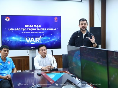 Giảng viên FIFA đứng lớp đào tạo trọng tài VAR khóa 4