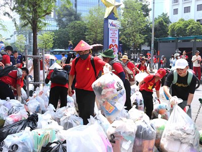 Bạn trẻ đội nắng thu gom rác sau Lễ diễu binh, diễu hành 
