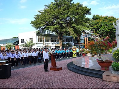 Trường Đại học TDTT TP.HCM dâng hoa kỷ niệm 135 năm Ngày sinh Chủ tịch Hồ Chí Minh