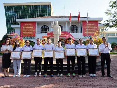 Trường Đại học TDTT TP.HCM tuyên dương giảng viên, sinh viên tiêu biểu 