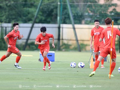 Đội tuyển Việt Nam đủ quân số tập luyện trước trận đấu với Malaysia