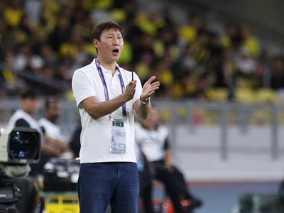 HLV Kim Sang-sik nói gì sau trận thua Malaysia?