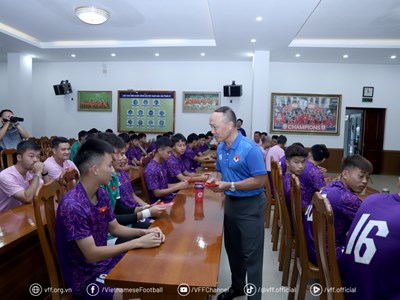 Lãnh đạo VFF gặp mặt, tặng quà cho các đội tuyển nhân dịp Quốc khánh 2.9