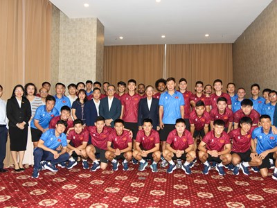 Đội tuyển Việt Nam được “tiếp sức” tinh thần trước trận đấu với Lào
