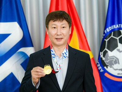 Tấm Huy chương vàng của HLV Kim Sang-sik có gì đặc biệt?
