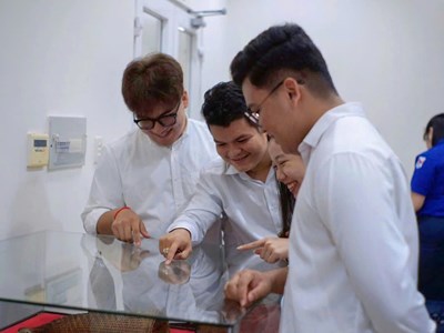 Vượt rào cản ngôn ngữ, lưu học sinh khẳng định mình