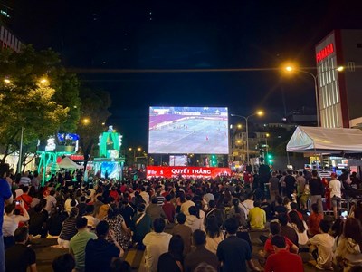 Người dân TP.HCM xem và cổ vũ U23 Việt Nam thi đấu U23 Trung Quốc tại phố đi bộ Nguyễn Huệ