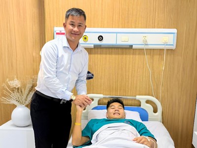 Trung vệ Hiểu Minh phẫu thuật thành công chấn thương