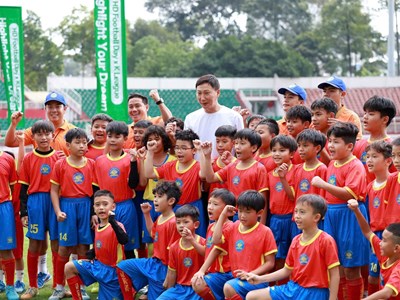 Cầu thủ nhí không tin vào mắt mình khi được bắt tay HLV Kim Sang-sik