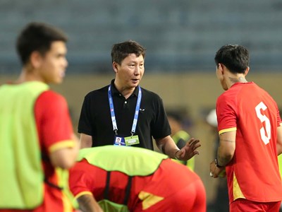 HLV Kim Sang-sik nhận xét về Xuân Son, Hoàng Hên sau trận đấu với Bangladesh