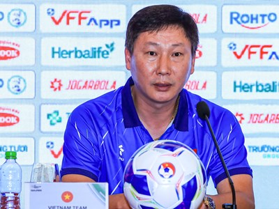 HLV Kim Sang-sik khen Xuân Son, Hoàng Hên sau trận thắng Malaysia 