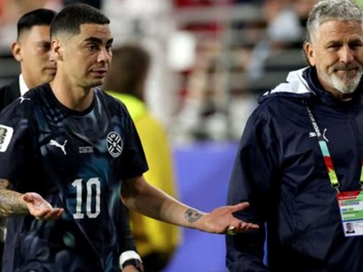 Cầu thủ Paraguay bị thẻ đỏ vì... dùng tay che miệng khi nói chuyện